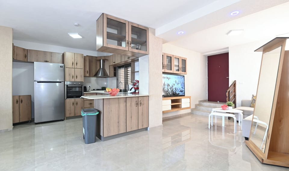 Full-size fridge, microwave, oven, stovetop