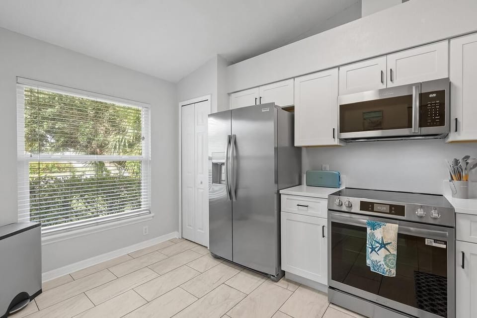 House, Multiple Beds (High Tide Hideaway) | Private kitchen | Oven, toaster
