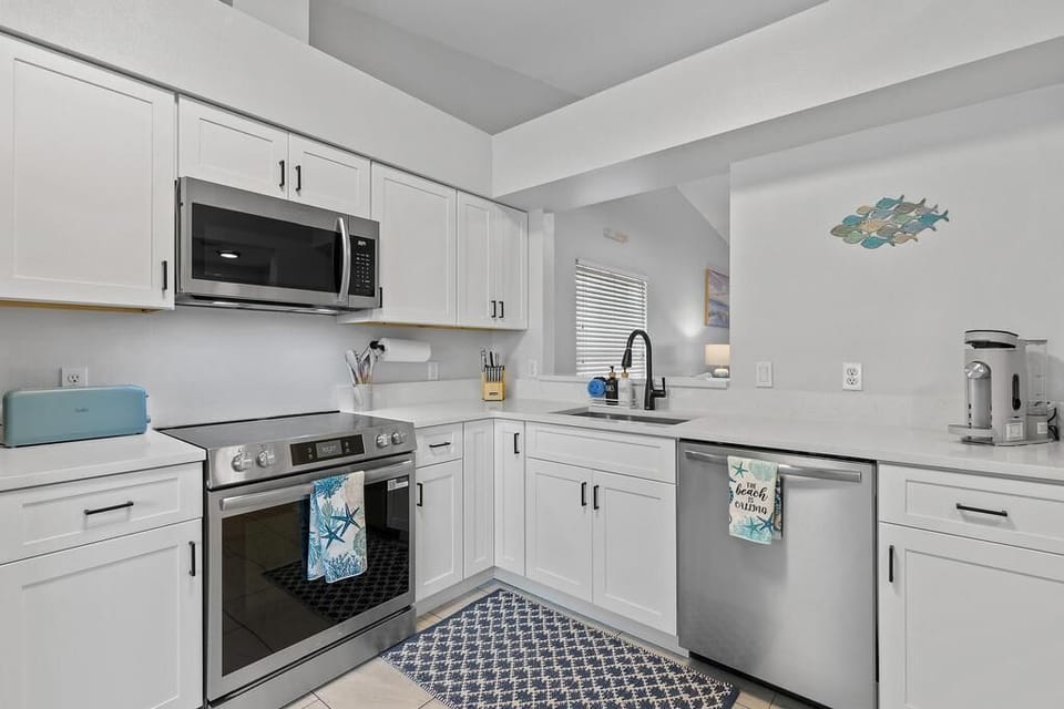 House, Multiple Beds (High Tide Hideaway) | Private kitchen | Oven, toaster