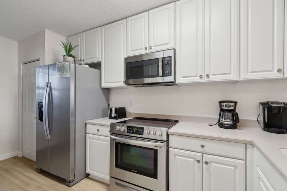 Cook with ease in the well-equipped kitchen