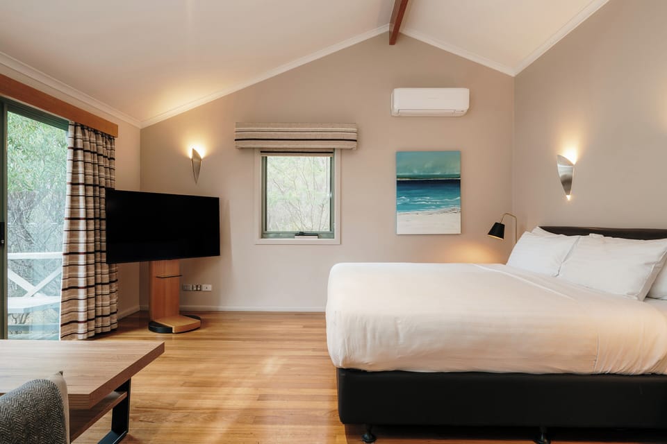 Premier Cabin | Premium bedding, in-room safe, blackout drapes, iron/ironing board