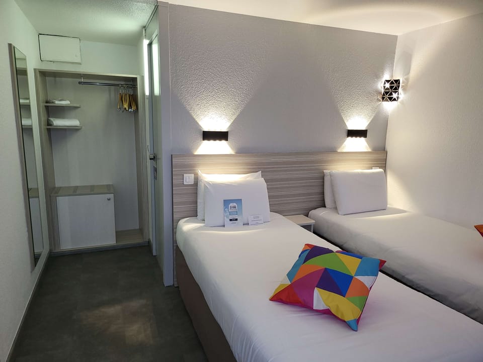 Standard Room, 2 Twin Beds | Premium bedding, in-room safe, desk, laptop workspace
