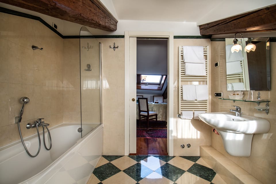 Superior Double or Twin Room, Lagoon View | Deep soaking bathtub