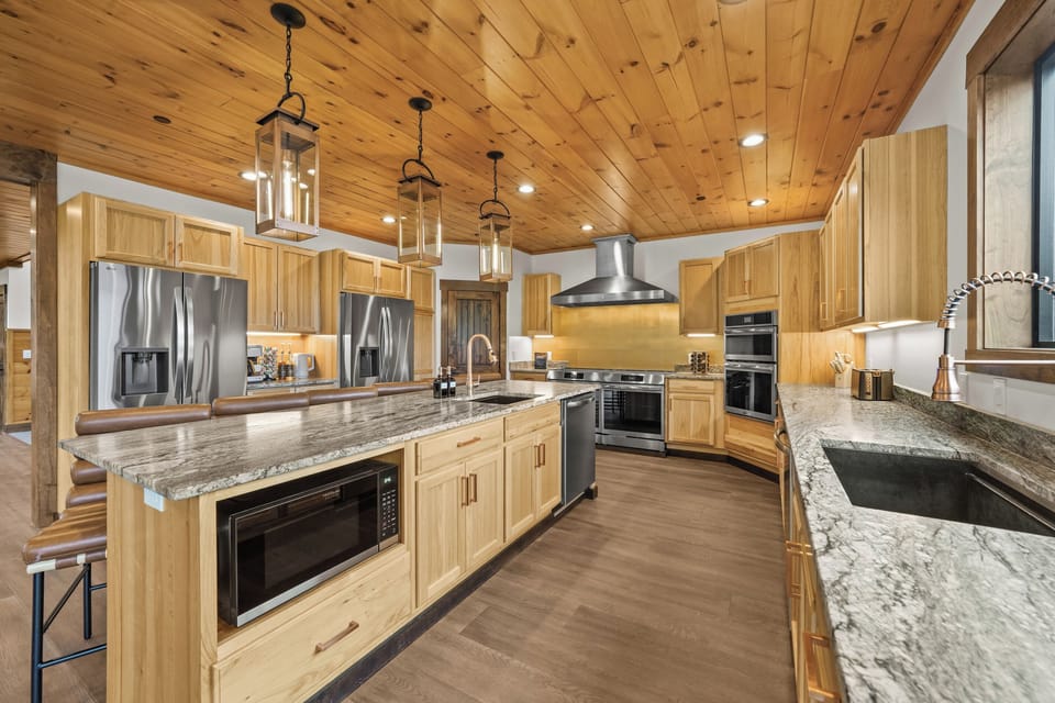 🍽️ Chef’s Kitchen– This fully stocked kitchen is designed for gathering & entertaining, featuring 2 full-size refrigerators, 4 ovens, 2 dishwashers, 2 microwaves & 2 sinks, plus a coffee bar. Perfect for preparing meals for the whole group.