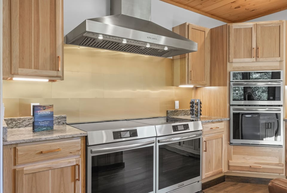🍽️ Chef’s Kitchen– This fully stocked kitchen is designed for gathering & entertaining, featuring 2 full-size refrigerators, 4 ovens, 2 dishwashers, 2 microwaves & 2 sinks, plus a coffee bar. Perfect for preparing meals for the whole group.