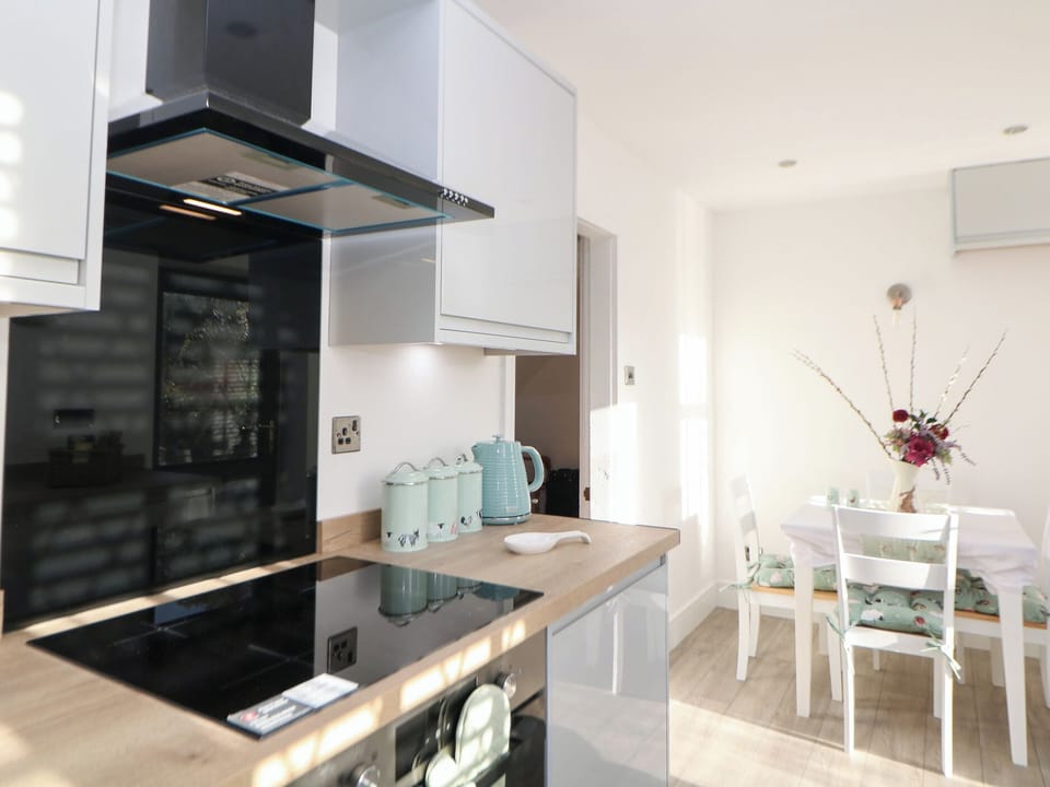 Cottage | Private kitchen | Dishwasher, cookware/dishes/utensils
