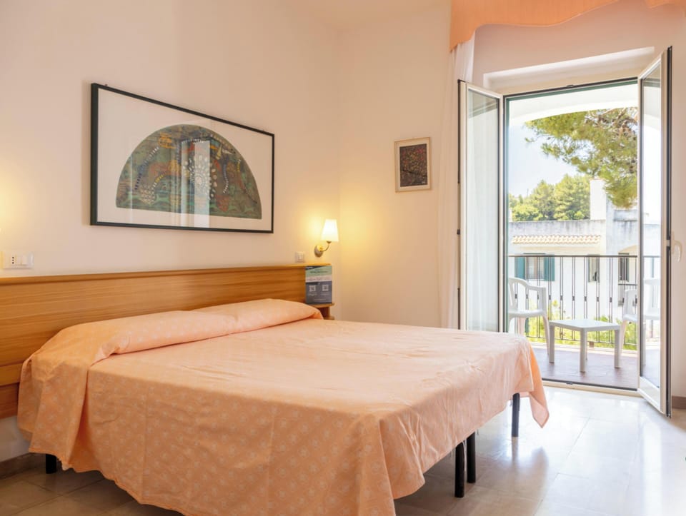 Triple Room | Minibar, in-room safe, WiFi (free), bed sheets