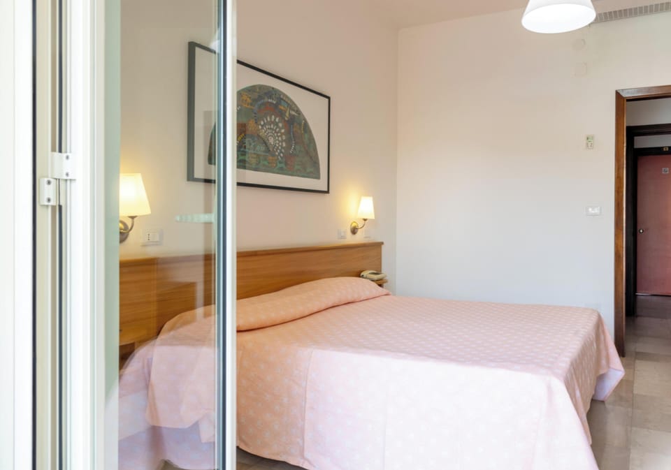 Minibar, in-room safe, WiFi (free), bed sheets