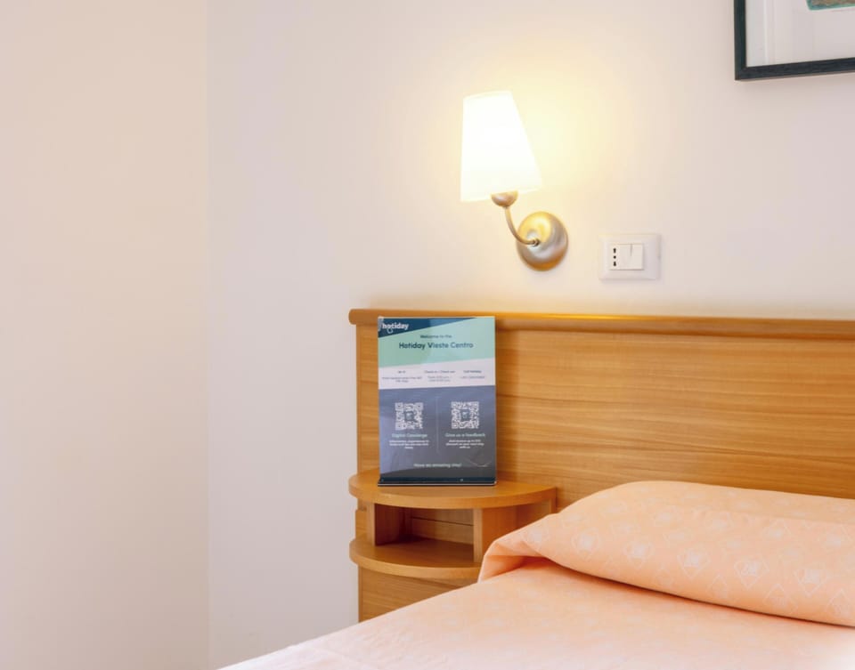 Minibar, in-room safe, WiFi (free), bed sheets