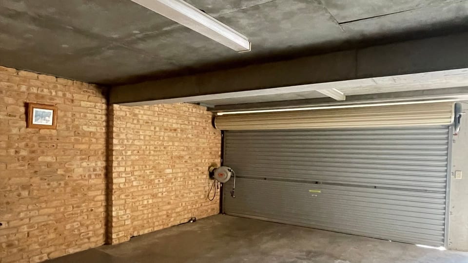 Garage. 