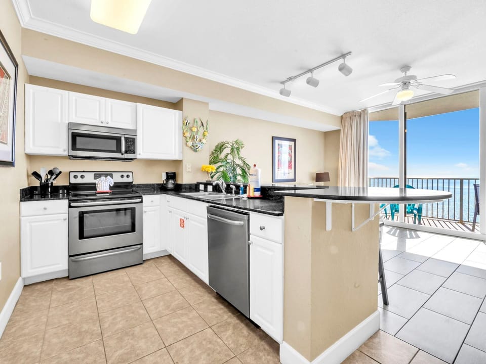 Condo, 1 King Bed with Sofa bed (Tidewater 2016) | Private kitchen | Oven, cookware/dishes/utensils