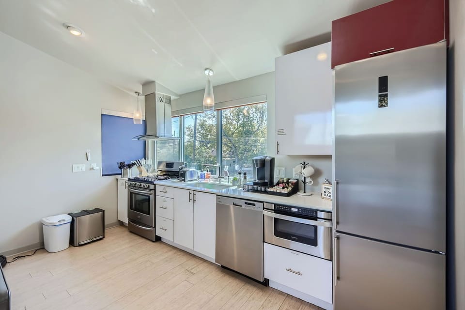 Guest House Full Kitchen with Keurig Coffee Station