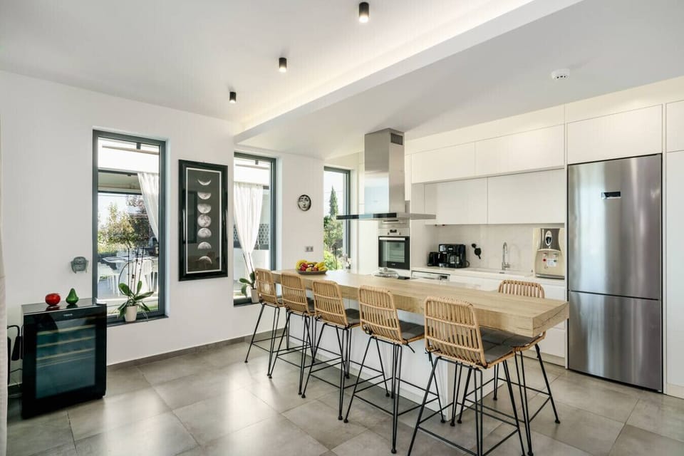 Fully equipped modern kitchen with breakfast bar.