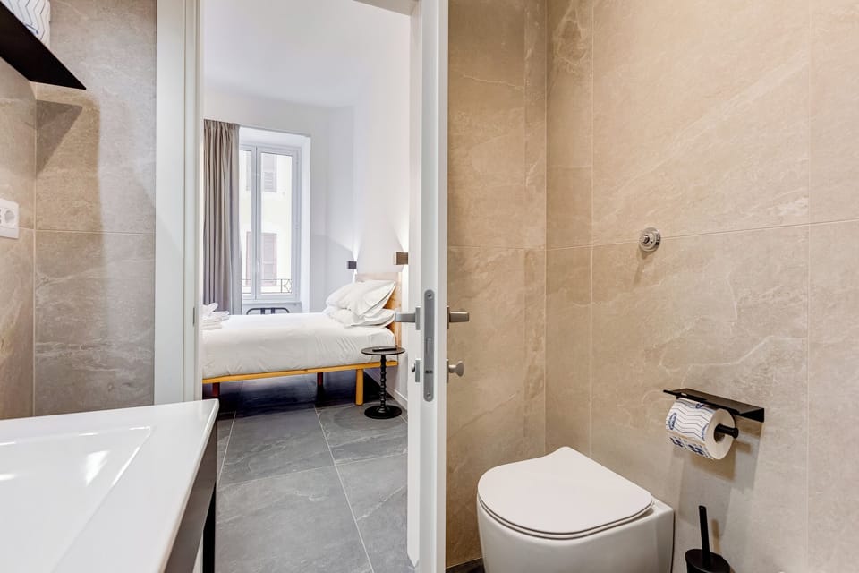 Deluxe Double Room | Bathroom | Shower, hair dryer, slippers, bidet