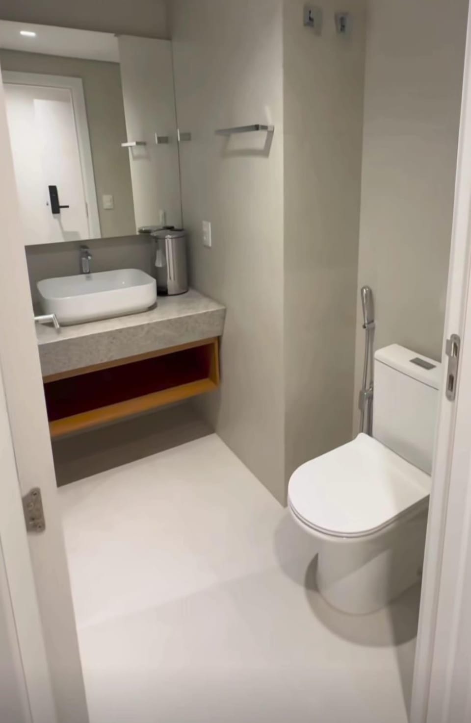 Deluxe Double or Twin Room | Bathroom | Shower, towels, soap, toilet paper