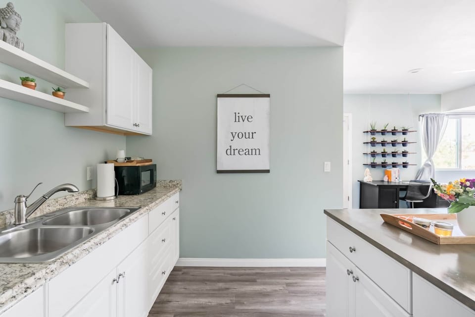 kitchenette with microwave 