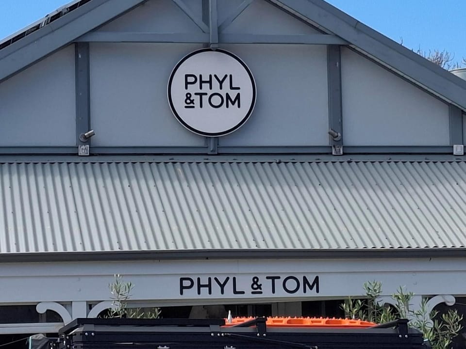 Phyl and Toms Cafe (350m)