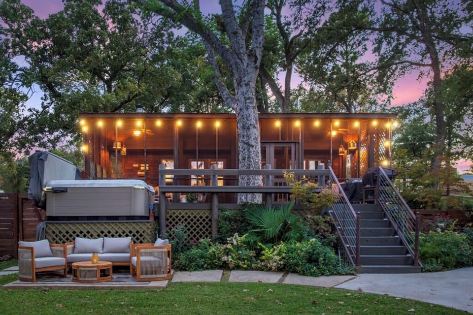 A true lakefront bungalow retreat on Cedar Creek Lake