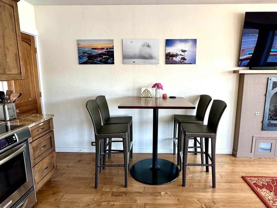 Luxury Lookout eating area. Kids high chair and booster seats are available too.