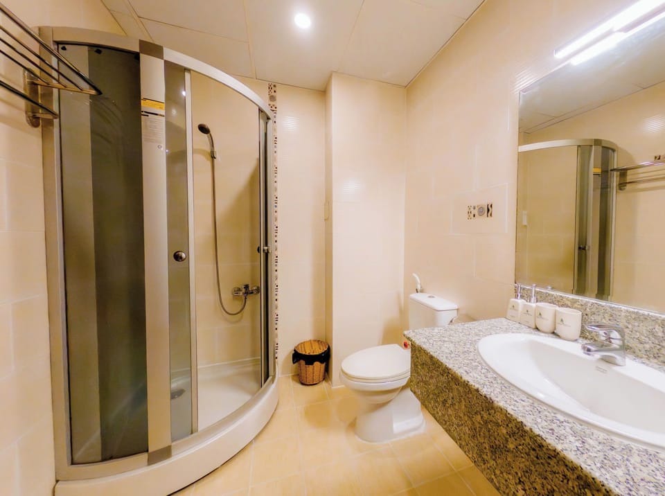 Superior Double Room | Bathroom | Slippers