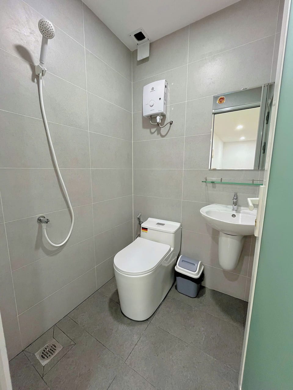 Studio, 1 Queen Bed | Bathroom | Shower, free toiletries, hair dryer, slippers