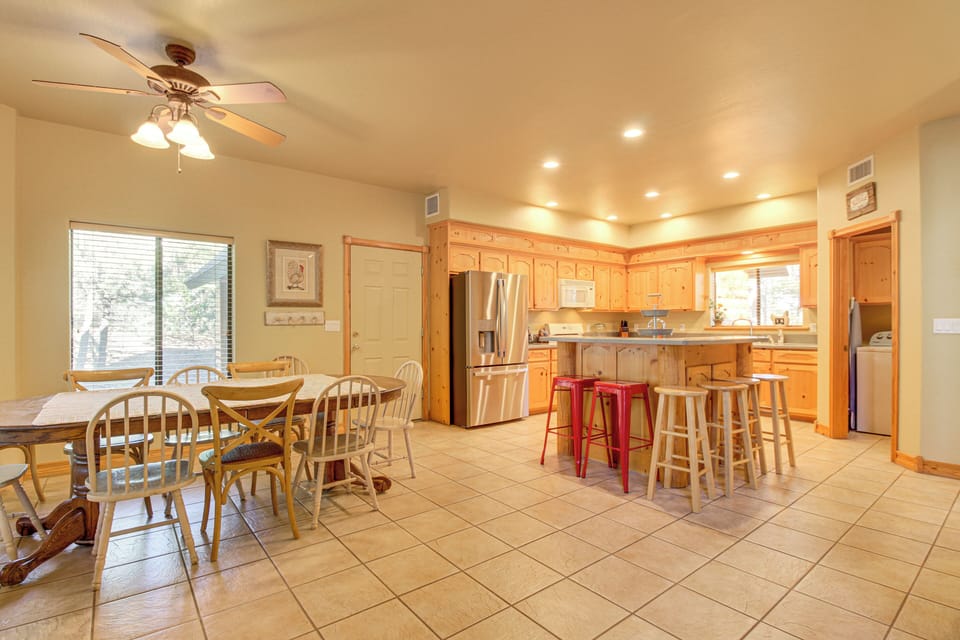 Kitchen | Dining Table | Free WiFi | Central Heating
