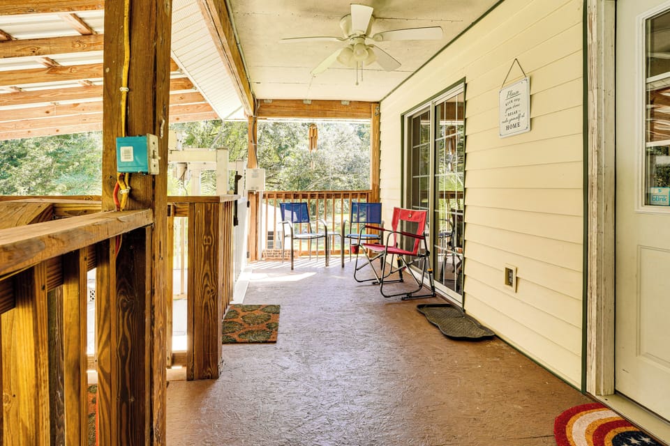 Wraparound Porch w/ Seating