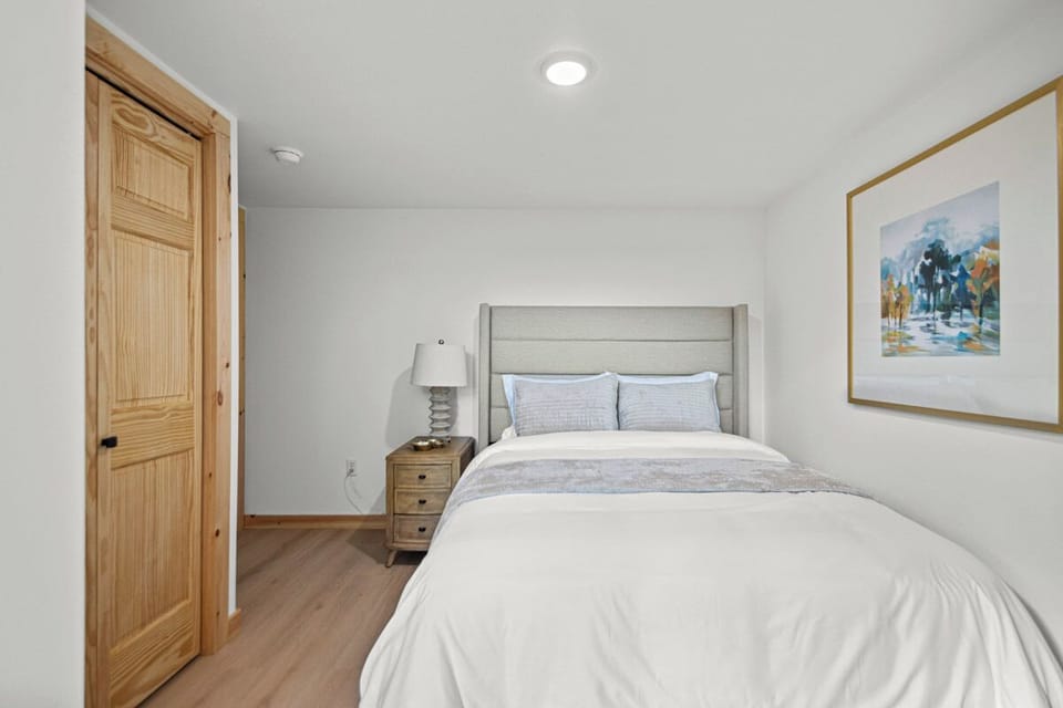 Main Queen Bedroom