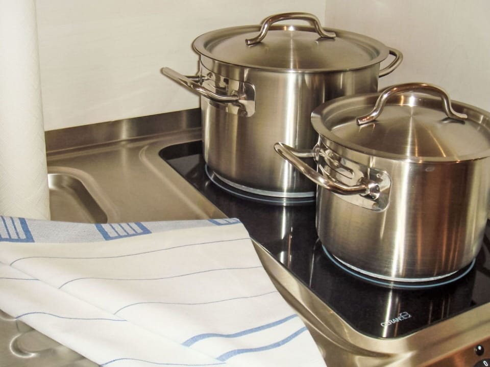 Kitchen Appliance, Kitchen, Metal, Stove, Serveware, Major Appliance