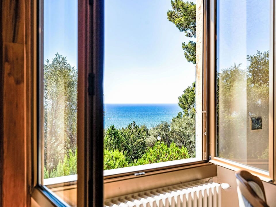 Wood, Sunlight, Glass, Ocean, Wood Stain, Eco Hotel, Balcony, Daylighting