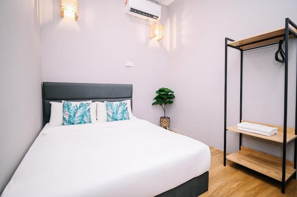 Standard Queen with Shared Bathroom | Desk, free WiFi