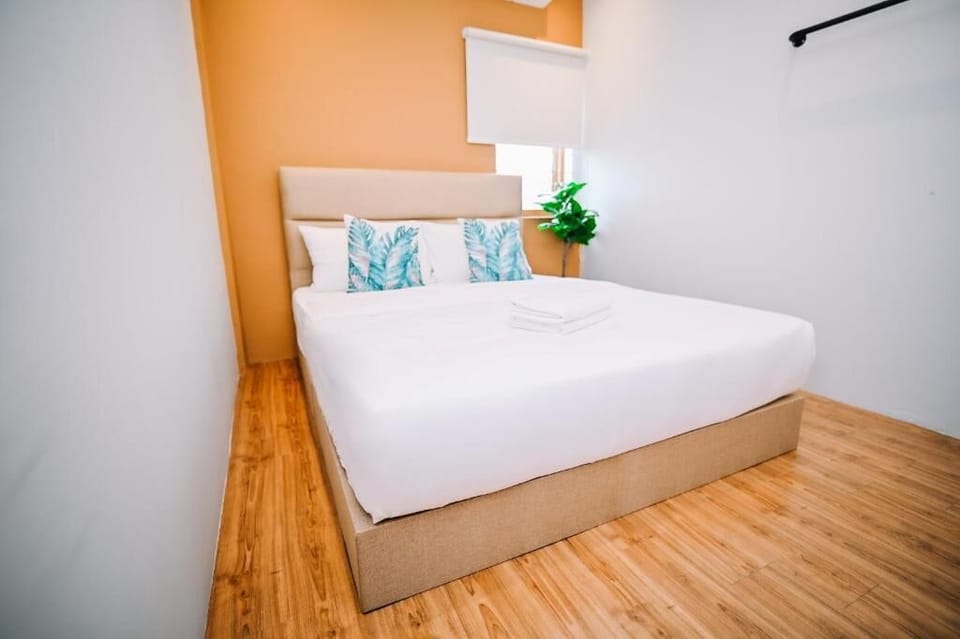 Deluxe Queen with Shared Bathroom | Desk, iron/ironing board, free WiFi
