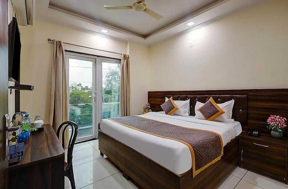 Deluxe Room | Individually furnished, free WiFi, bed sheets