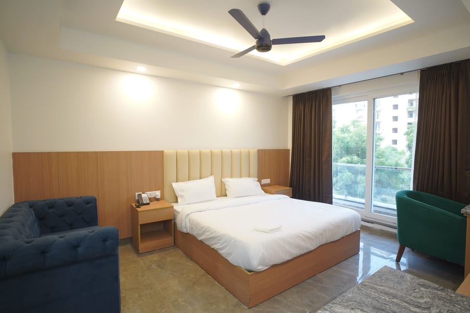 Suite Room with Private Balcony | Soundproofing, bed sheets