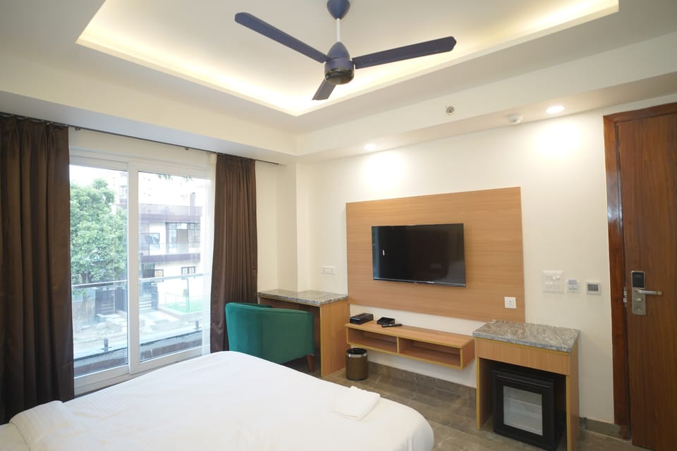 Suite Room with Private Balcony | Soundproofing, bed sheets