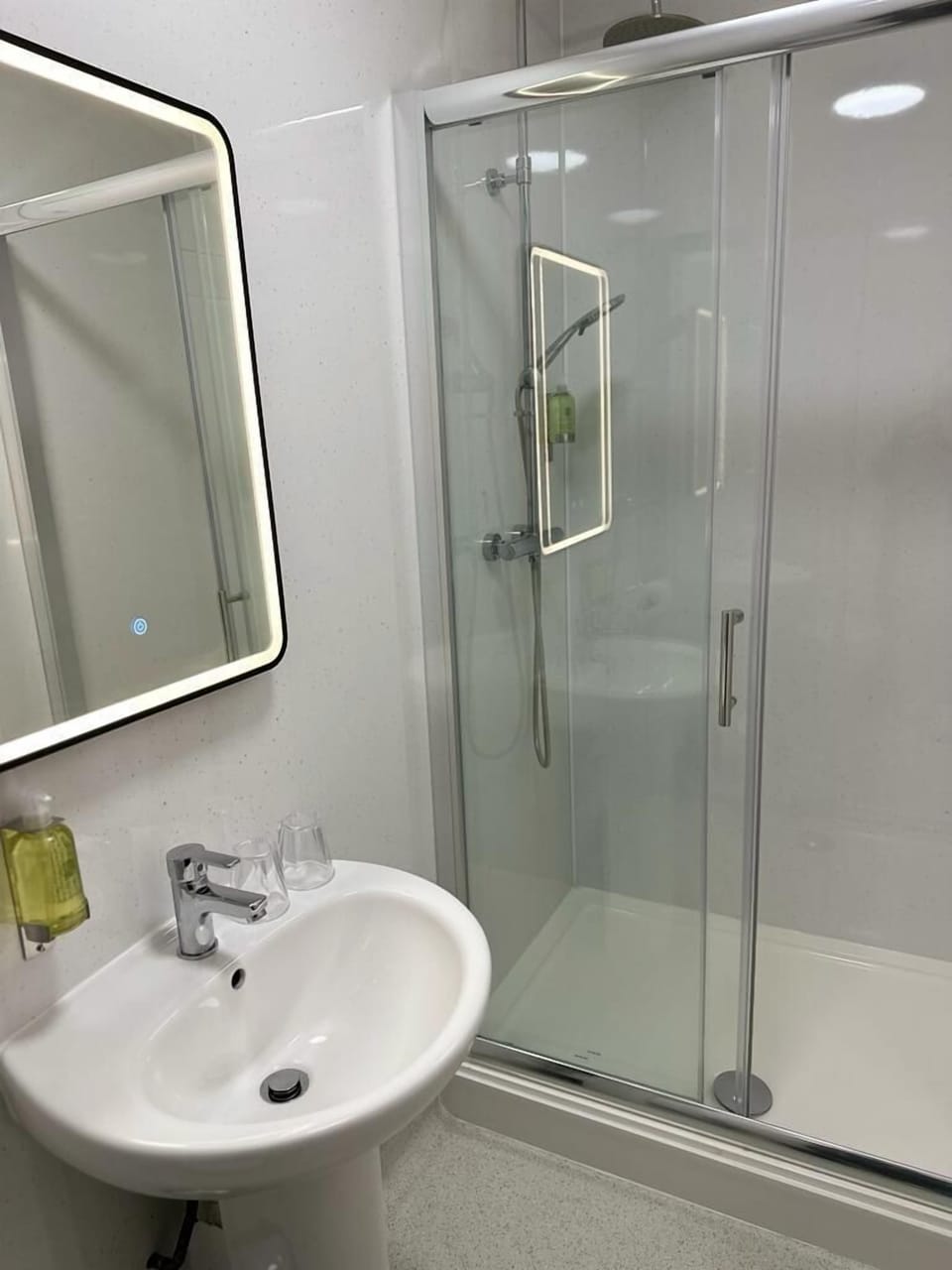Deluxe Double Room | Bathroom | Shower, hair dryer, towels, soap