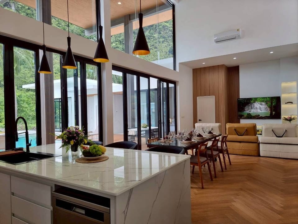 Luxury Villa, Mountain View | In-room dining