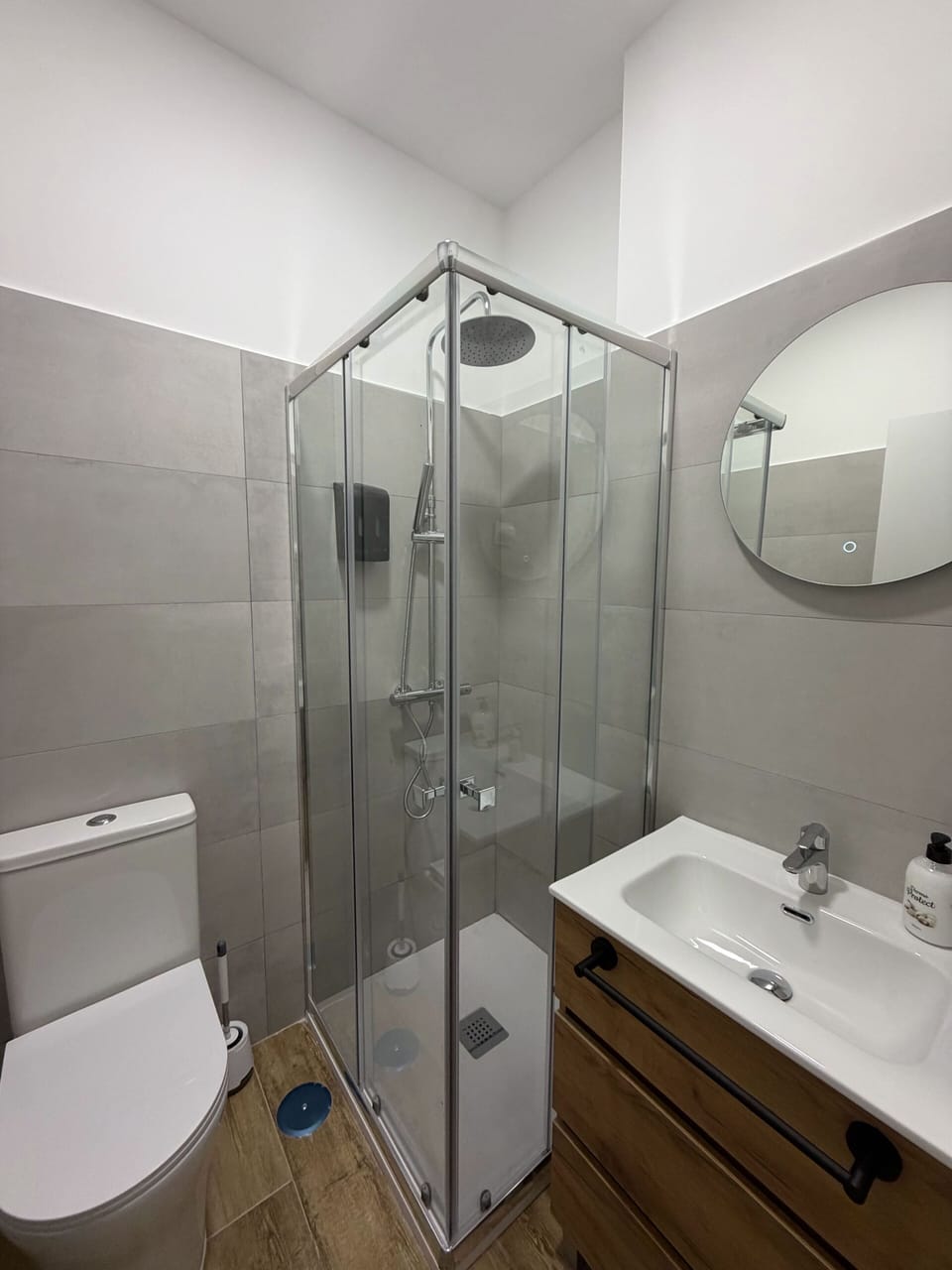 Shower, towels, soap, shampoo