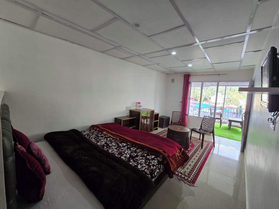 Deluxe Room, Mountain View | Iron/ironing board, free WiFi