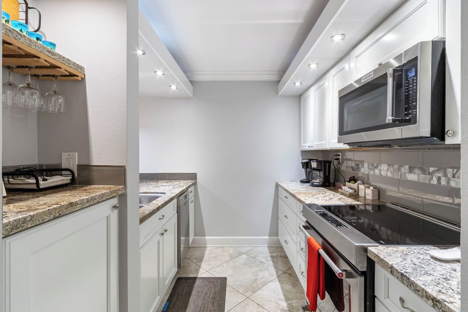 Fully Equipped, Modern Kitchen - Keurig and Drip Coffee Makers