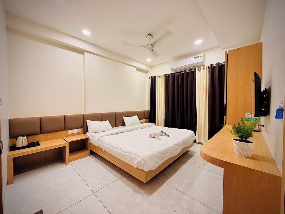 Deluxe Room | Desk, WiFi (free), bed sheets
