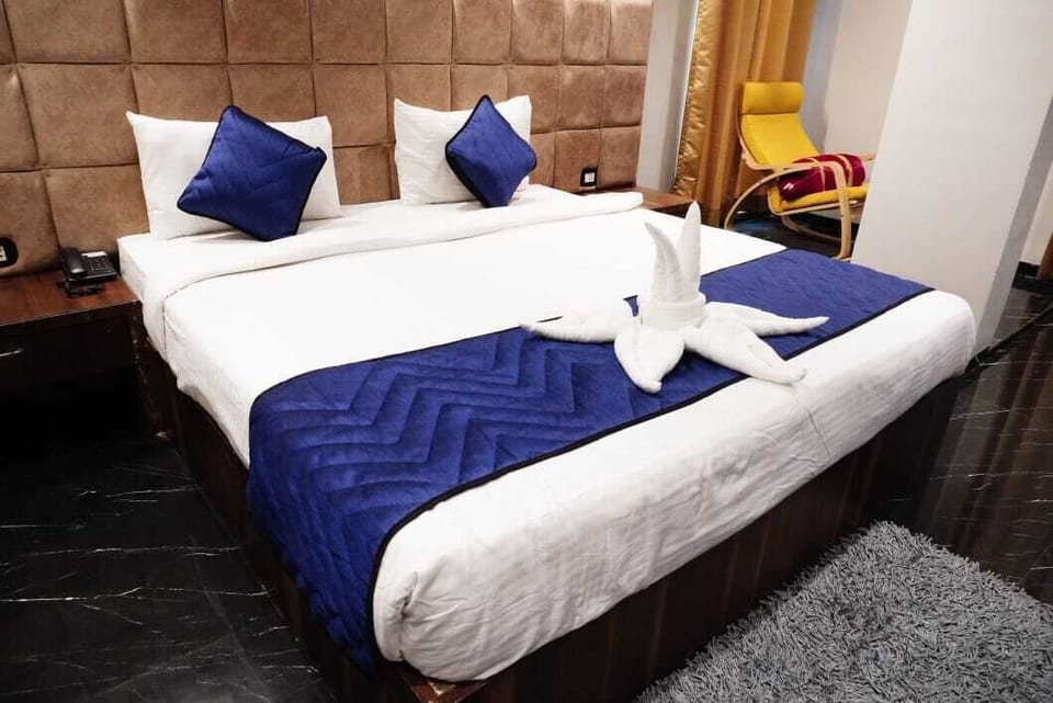 Executive Suite, Garden View | Desk, free WiFi