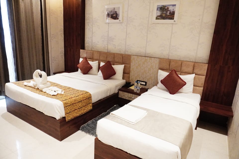 Deluxe Room, Balcony, Garden View | Desk, free WiFi