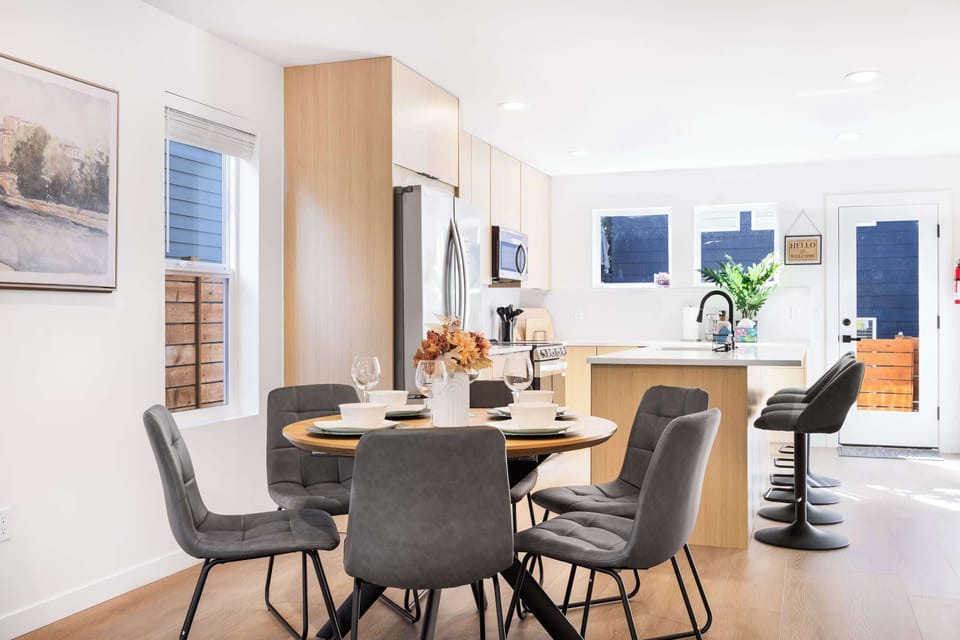 Dining Area – Elegant setup with seating for six, perfect for family meals or friendly gatherings.