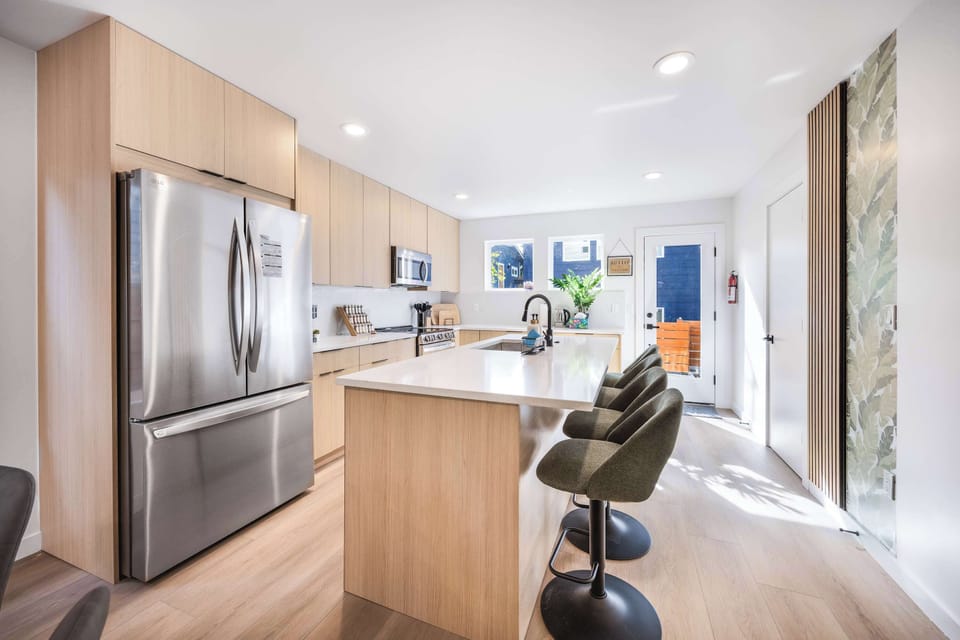 Kitchen Island & Bar – A functional hub for morning coffee or evening wine with friends.