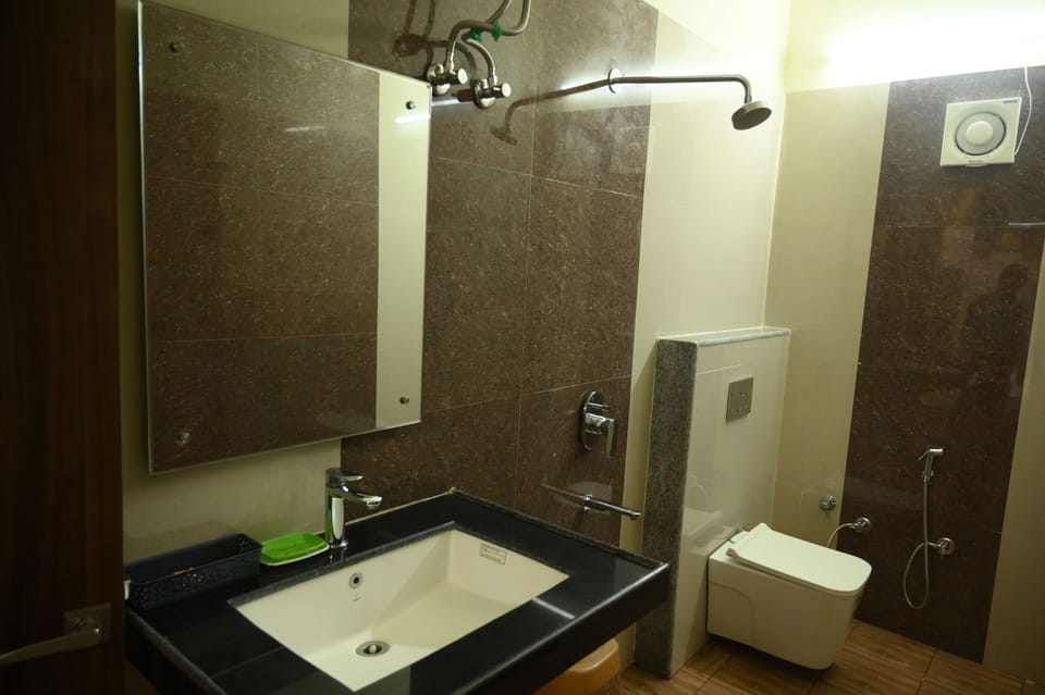 Executive Room | Bathroom | Shower, free toiletries, towels, soap