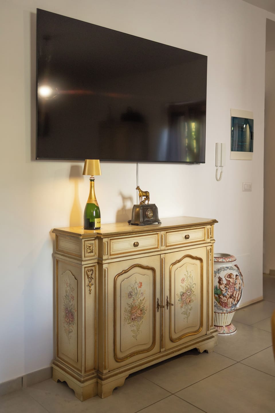 Comfort Apartment, City View | Living area | Flat-screen TV