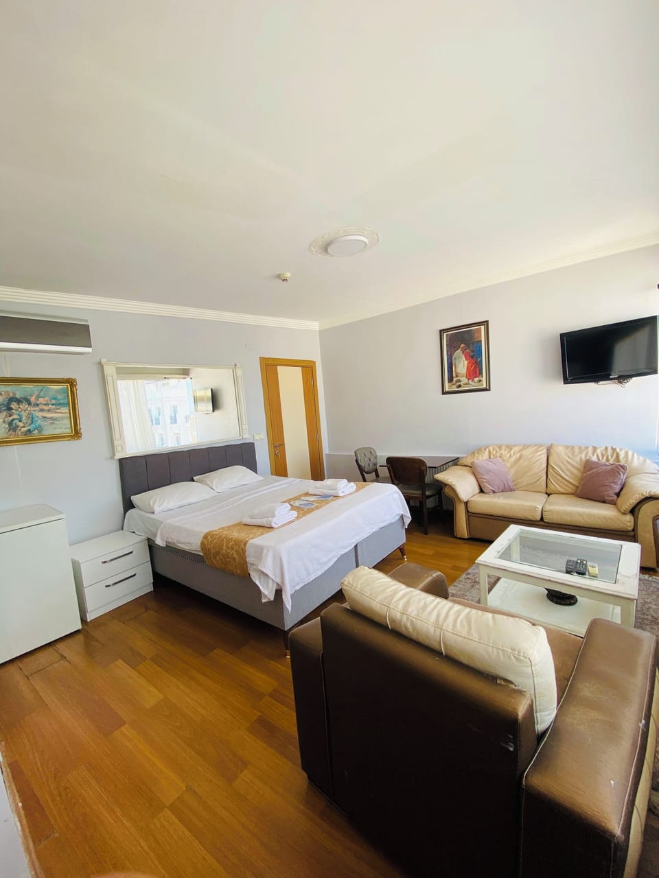 Comfort Room | Desk, free WiFi