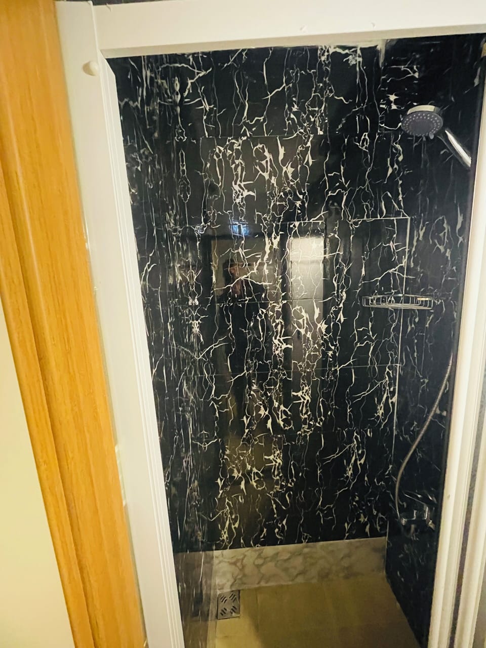 Classic Room | Bathroom | Shower, hair dryer, slippers, towels