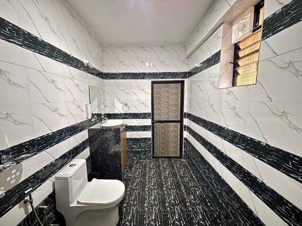 Shower, free toiletries, bidet, towels